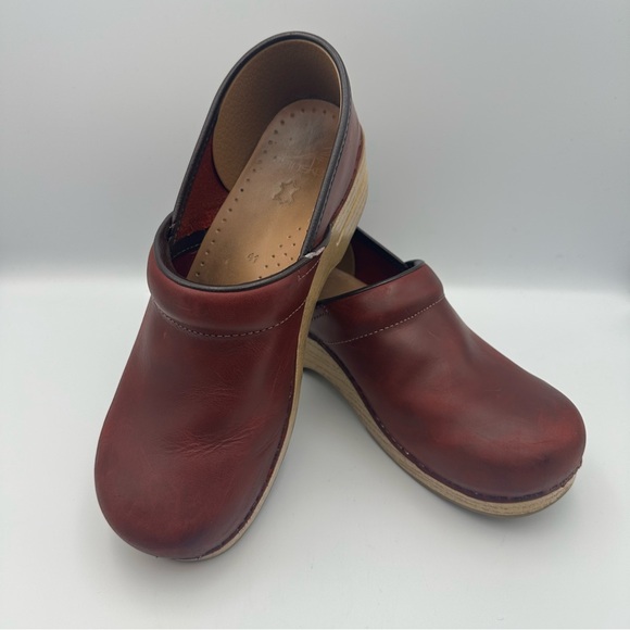 Dansko Dark Red Leather Clog Size 41  US 10.5 Comfort Woodgrain Preowned GUC - Picture 1 of 11